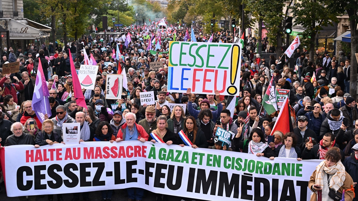 PARIS (AA) – Cumhuriyet Meydanı’nda başlayan gösteriye aralarında Boyun Eğmeyen