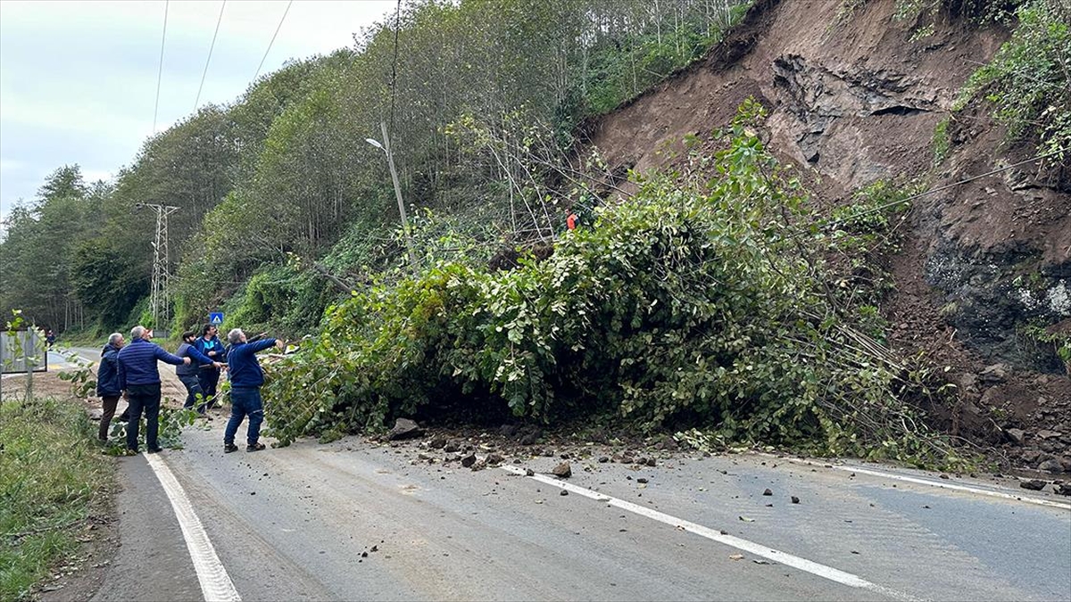 Rize'de meydana gelen heyelan nedeniyle Pazar-Hemşin kara yolunda ulaşım tek