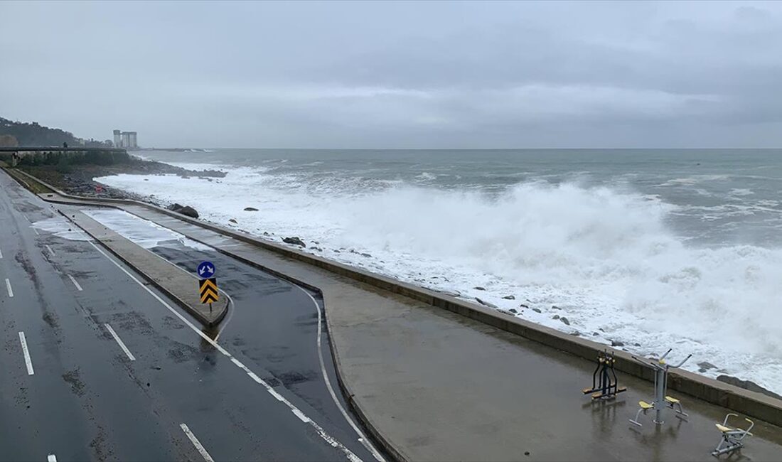 Rize ve Trabzon'da dev dalgalar Karadeniz Sahil Yolu'nda ulaşımı olumsuz etkiliyor Rize ve Trabzon'da denizde etkili olan fırtınanın oluşturduğu dev dalgalar,