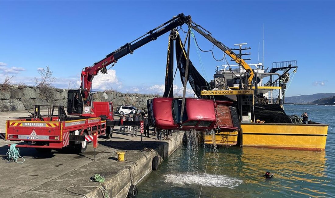 Rize'de şiddetli fırtınada denize sürüklenen kamyonet vinç yardımıyla kıyıya çıkartıldı.