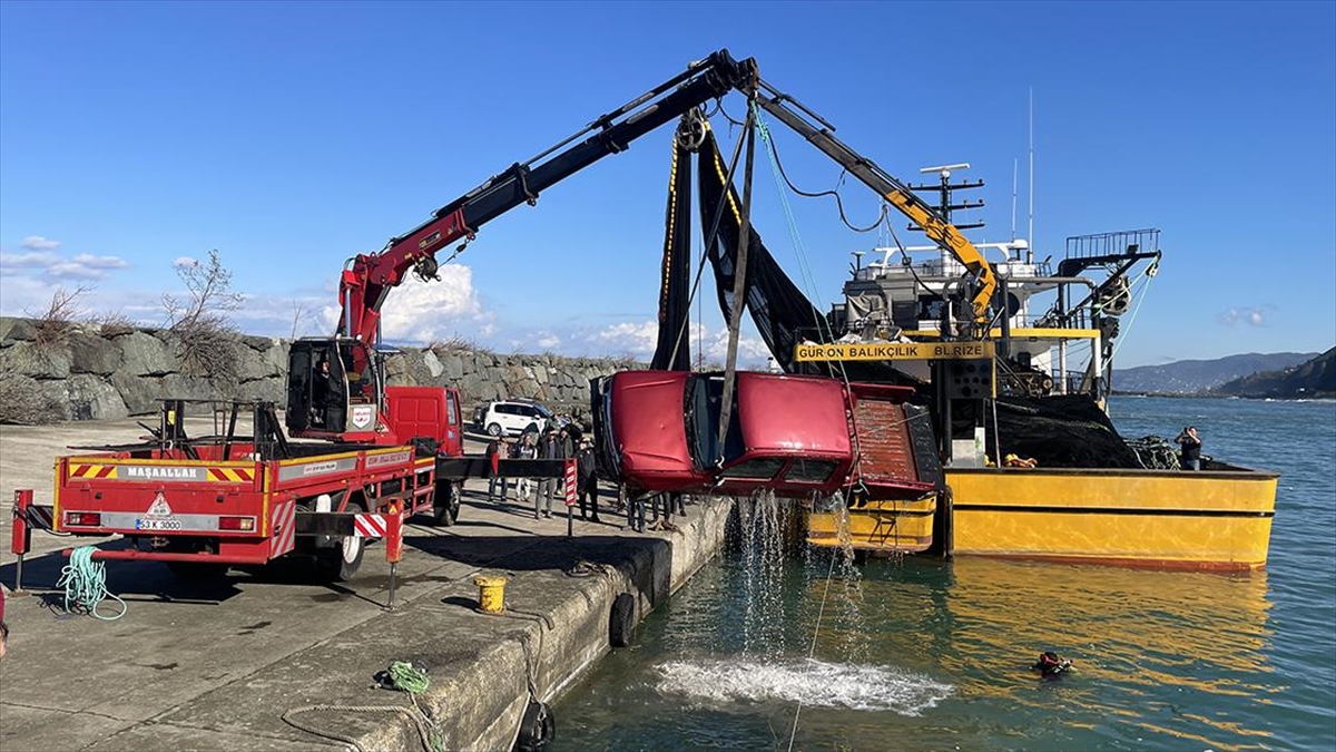 Rize'de şiddetli fırtınada denize sürüklenen kamyonet vinç yardımıyla kıyıya çıkartıldı.