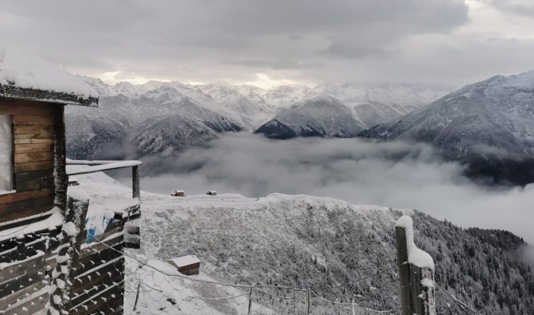 Rize'de yüksek rakımlı yaylalara kar yağdı. Huser Yaylası'nda karın ardından