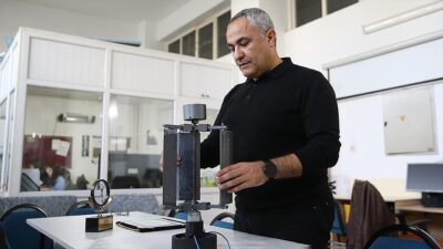 Prof. Dr. Mustafa Serdar Genç, membran malzeme kullanarak tasarladıkları türbin