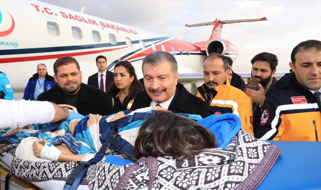 Sağlık Bakanı Koca, ambulans uçakla Türkiye'ye getirilen yaralı Gazzeli çocukları karşıladı ANKARA (AA) – Yaralı 3 Gazzeli çocuğu Türkiye’ye getirmek üzere