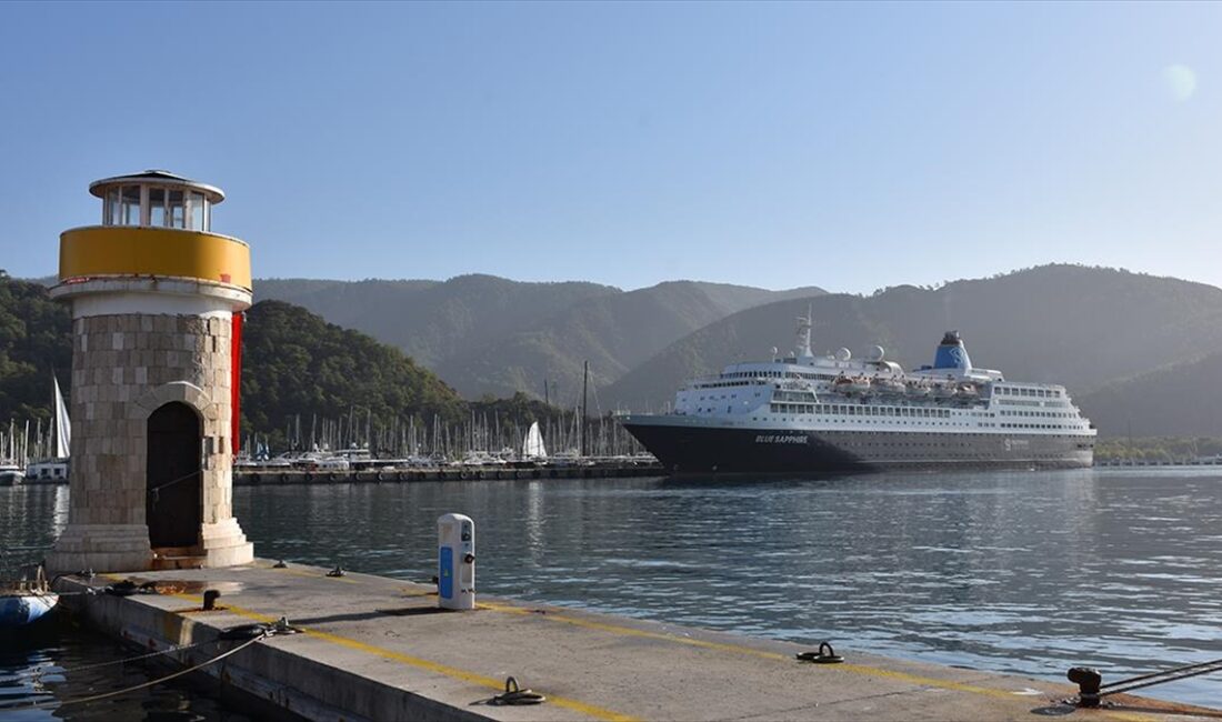 "Blue Sapphire" isimli kruvaziyer, kış aylarını Muğla'nın Marmaris ilçesinde geçirecek.