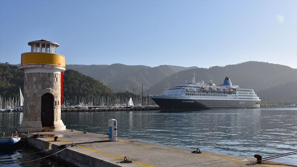 "Blue Sapphire" isimli kruvaziyer, kış aylarını Muğla'nın Marmaris ilçesinde geçirecek.