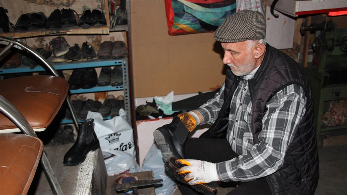 Sakarya'nın Akyazı ilçesinde 74 yaşındaki Alaattin Uzun, yaptığı mini ayakkabılarla