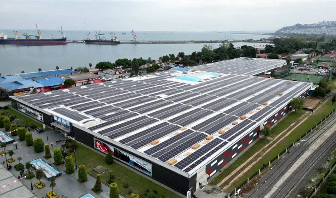 Samsun'da 1500 hanenin tüketimine denk gelen elektriğin Yabancılar Çarşısı'nın çatısına