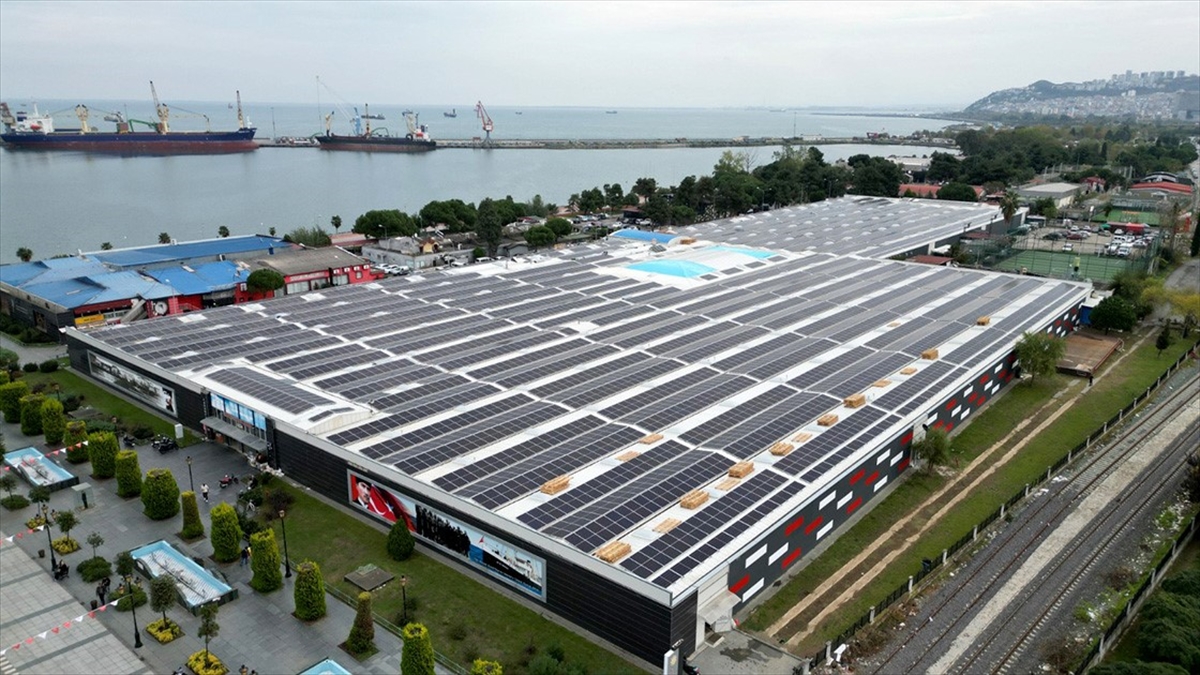 Samsun'da 1500 hanenin tüketimine denk gelen elektriğin Yabancılar Çarşısı'nın çatısına