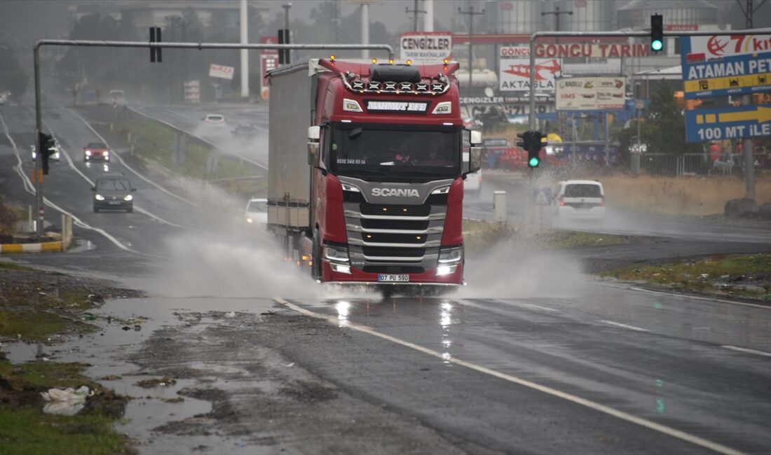 Şanlıurfa'nın Siverek ilçesinde etkili olan fırtına ve sağanak hayatı olumsuz