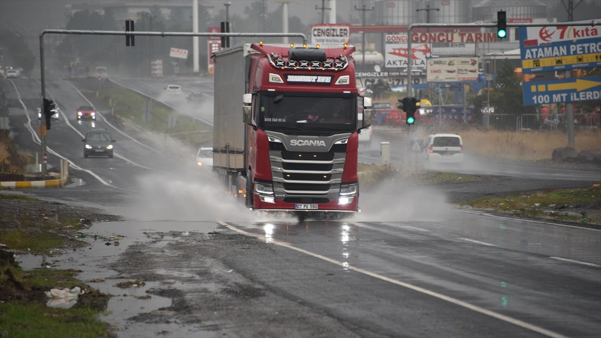 Şanlıurfa'nın Siverek ilçesinde etkili olan fırtına ve sağanak hayatı olumsuz
