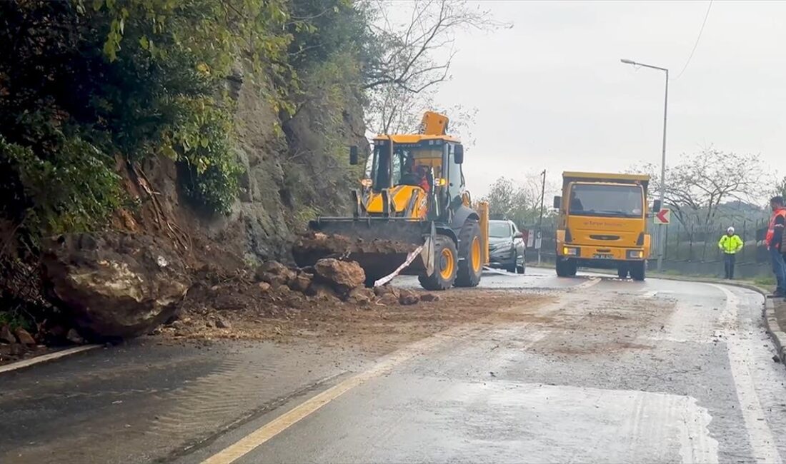 Sarıyer'de toprak kaymasında caddeye düşen kaya parçaları trafiği aksattı Sarıyer'de, ağaçlık alanda meydana gelen toprak kayması sırasında caddeye dökülen