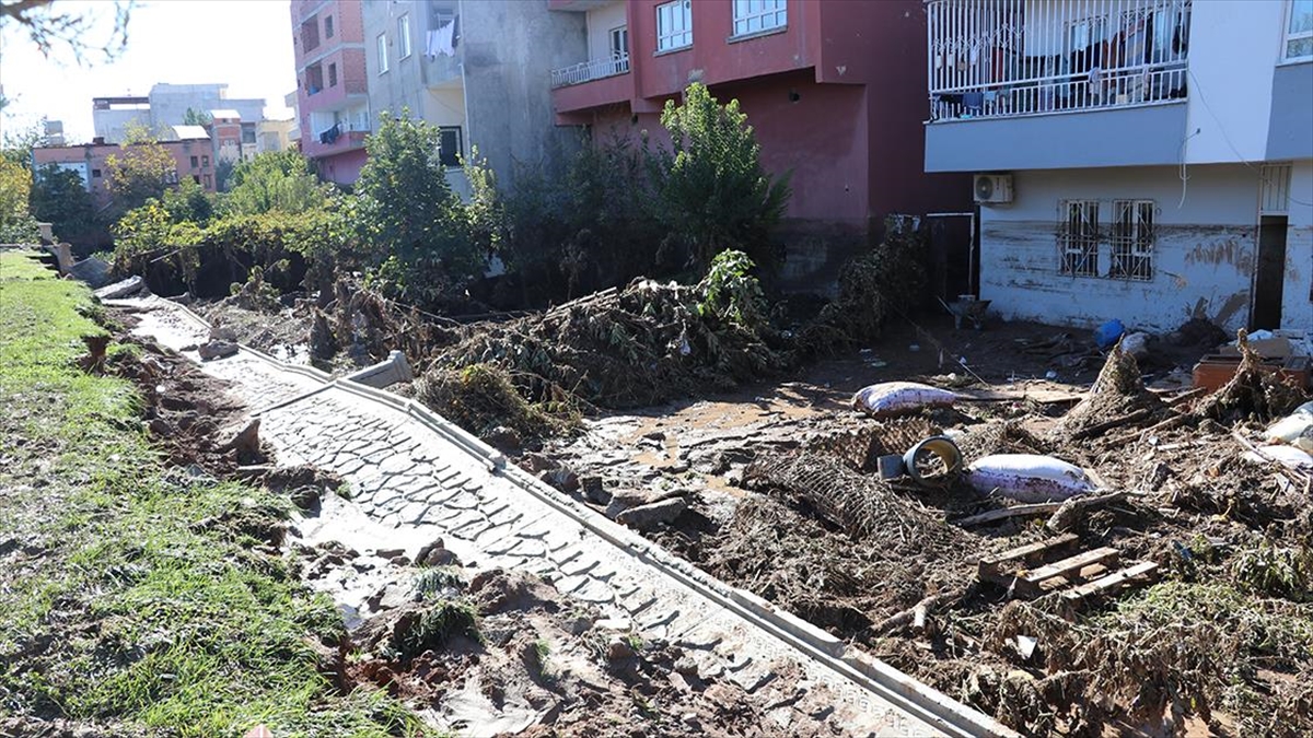 Batman'da şiddetli yağışlar nedeniyle meydana gelen selden etkilenen mahallelerde temizlik