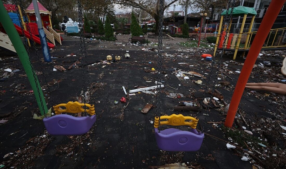 Selden ve fırtınadan etkilenen Zonguldak'ın Karadeniz Ereğli ilçesindeki 6 okulda