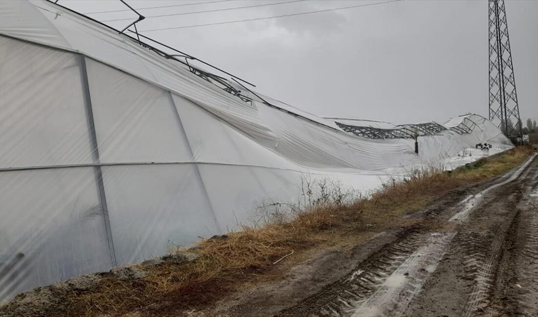 Konya'nın Seydişehir ilçesinde etkili olan fırtına bazı binaların çatısının uçmasına