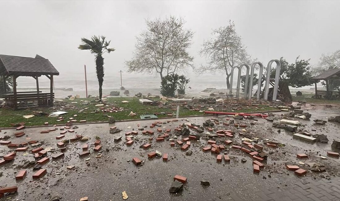Adalet Bakanı Yılmaz Tunç, şiddetli yağış nedeniyle su seviyesi yükselen