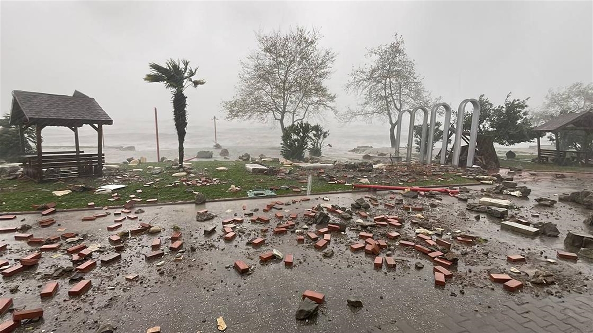 Adalet Bakanı Yılmaz Tunç, şiddetli yağış nedeniyle su seviyesi yükselen