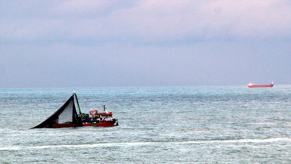 Karadeniz'in önemli balıkçı kenti Sinop'ta, fırtına nedeniyle limanda bekleyen balıkçılar,