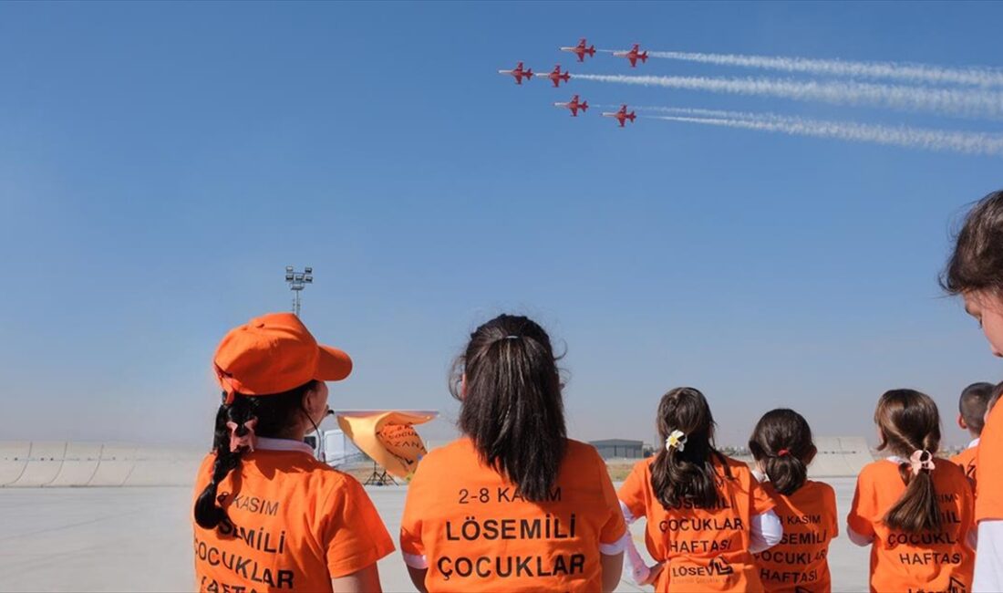 Türk Hava Kuvvetlerinin akrobasi timi SOLOTÜRK ve Türk Yıldızları, lösemi