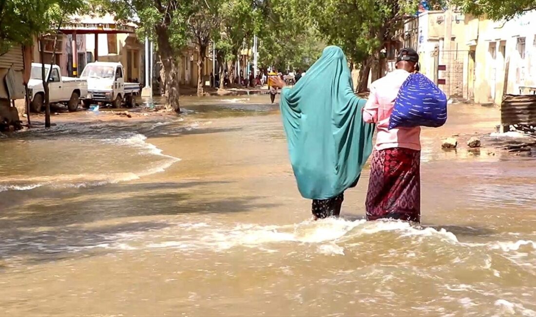 Somali'de etkili olan şiddetli yağışlar ve seller sonucu 300 binden