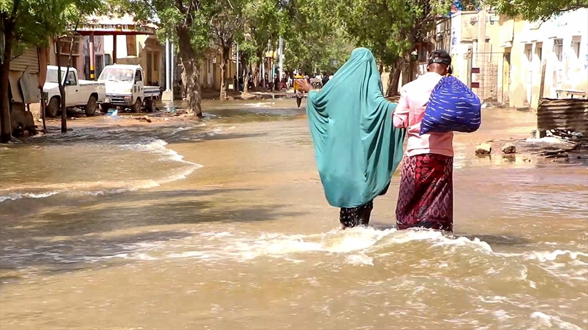 Somali'de etkili olan şiddetli yağışlar ve seller sonucu 300 binden