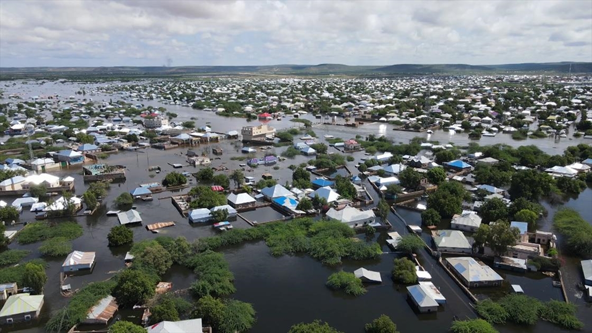 Somali'nin güney kesiminde günlerdir etkili olan şiddetli yağışlar nedeniyle su