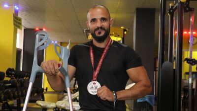 İnşaattan düşerek bedensel engelli olan ve spora yönelerek hayata tutunan