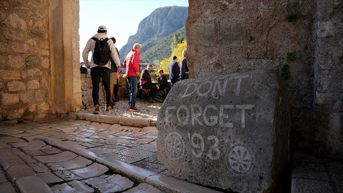 Bosna Hersek'teki tarihi Mostar Köprüsü'nün, Hırvat birliklerinin top atışları sonucu