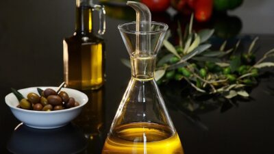 Sürek, piyasada işlem gören 5 asit rafinajlık zeytinyağı fiyatının kilogram