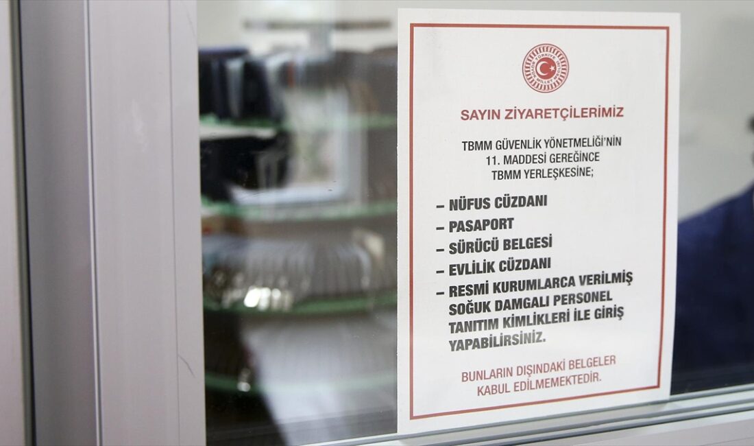 TBMM'de yoğunluk ve güvenlik tedbirleri dikkate alınarak ziyaretçilerin araçla giriş