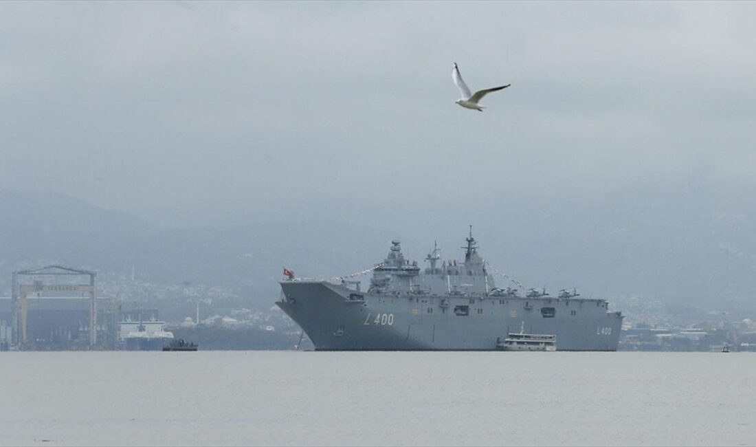 İzmit Körfezi'ne demirleyen Türkiye'nin en büyük askeri gemisi TCG Anadolu,