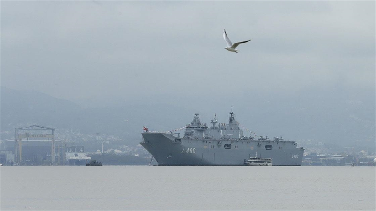İzmit Körfezi'ne demirleyen Türkiye'nin en büyük askeri gemisi TCG Anadolu,
