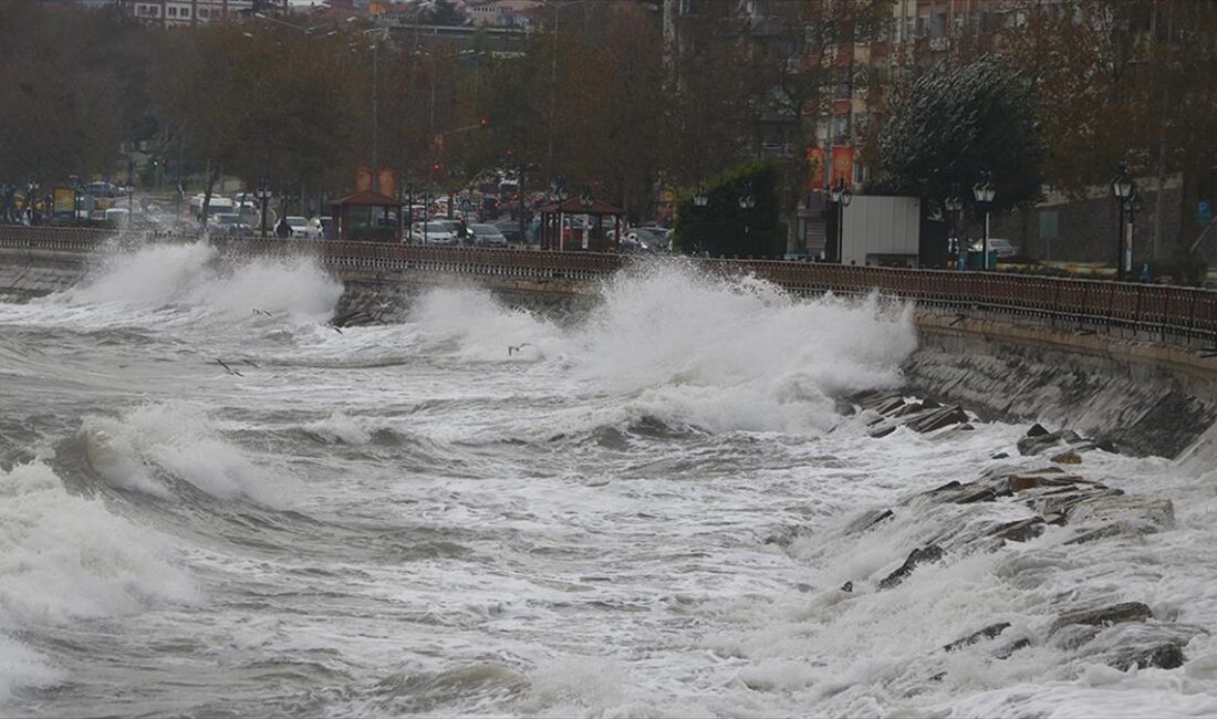 Marmara Denizi'nde sabah saatlerinde başlayan lodos, Tekirdağ'da deniz ulaşımını olumsuz