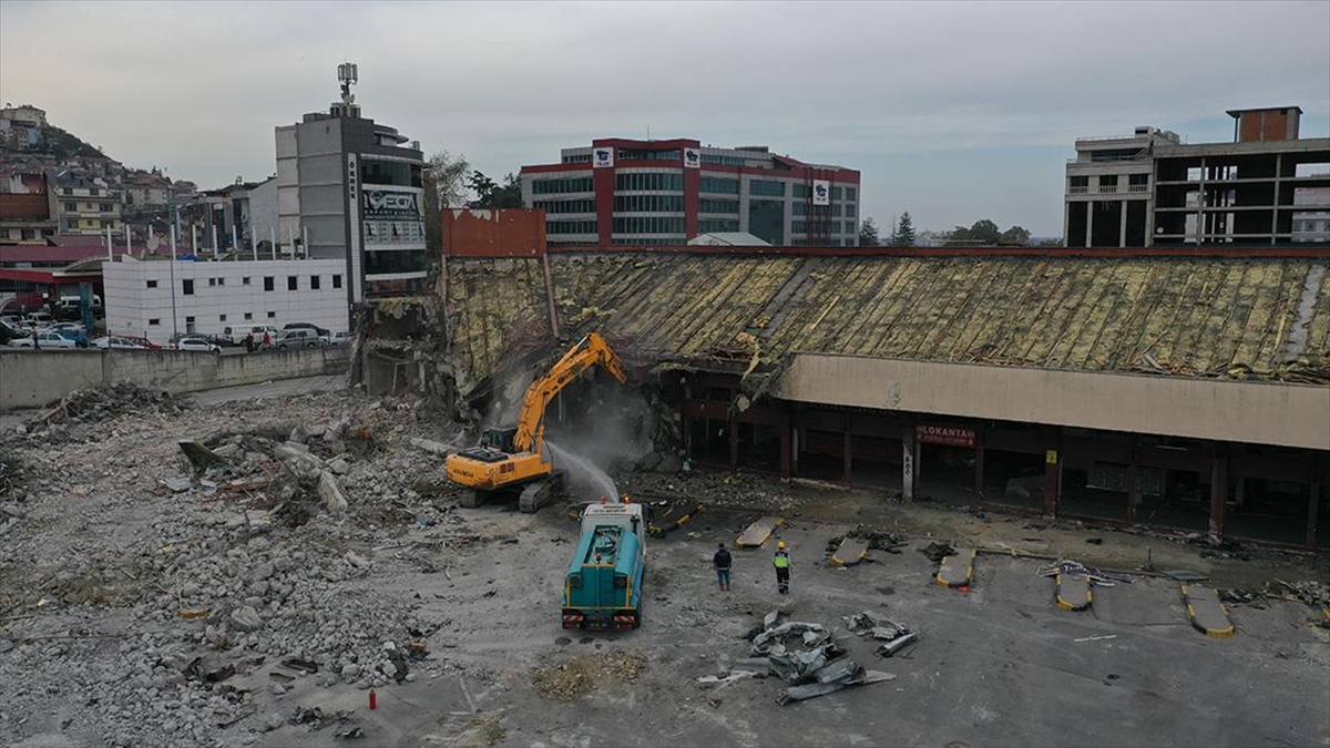 Trabzon'da 36 yıl hizmet veren eski şehirlerarası otogarın yüzde 50'si