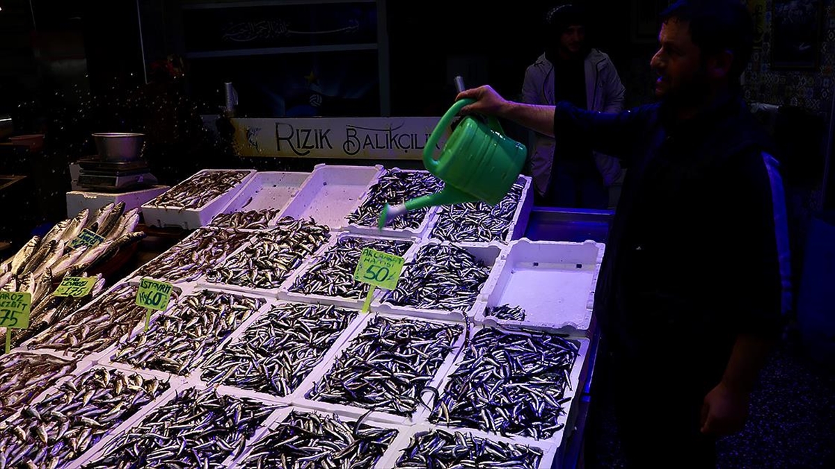TRABZON (AA) – Ortahisar ilçesinin Moloz mevkisindeki tezgahlarda, hamsi başta