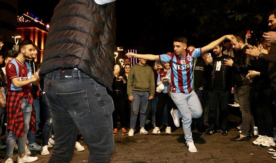 Trabzon'da bordo-mavili taraftarlar, 3-2'lik Fenerbahçe galibiyetinin ardından sevinç gösterilerinde bulundu.