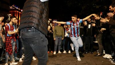 Trabzon'da bordo-mavili taraftarlar, 3-2'lik Fenerbahçe galibiyetinin ardından sevinç gösterilerinde bulundu.