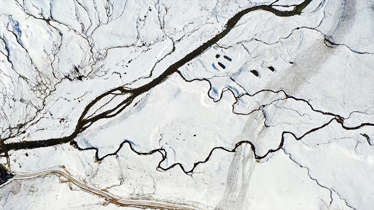 Trabzon-Gümüşhane sınırındaki yaylalar, kar sonrası beyaz örtüyle kaplandı.