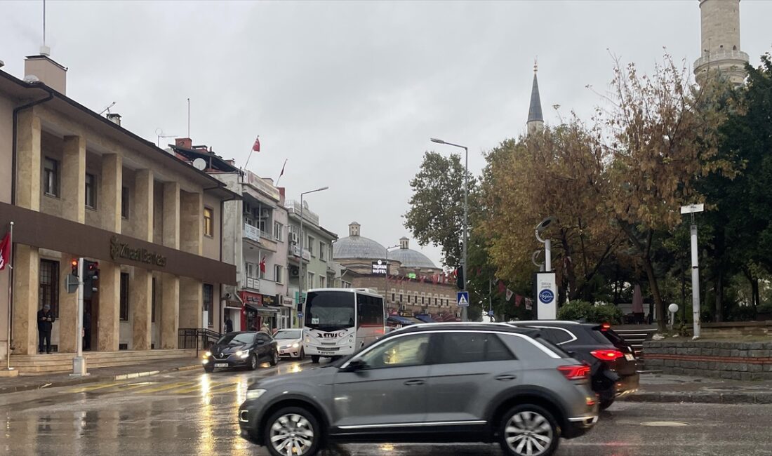 Edirne'de sabah saatlerinde başlayan sağanak nedeniyle bazı cadde ve sokaklarda