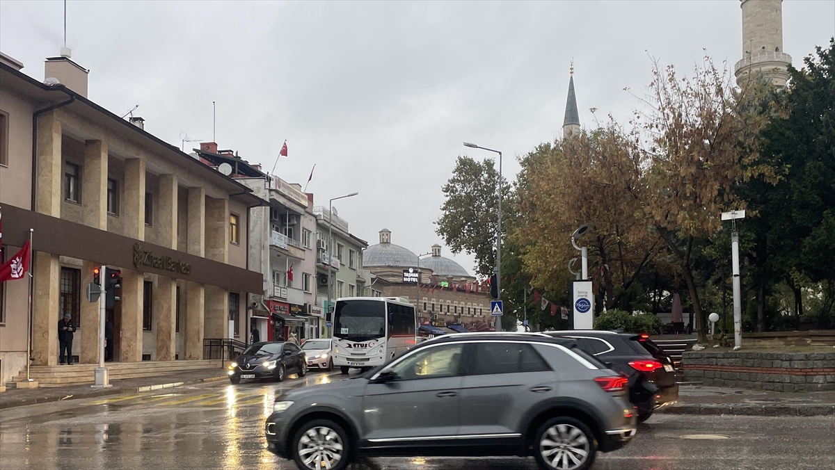 Edirne'de sabah saatlerinde başlayan sağanak nedeniyle bazı cadde ve sokaklarda