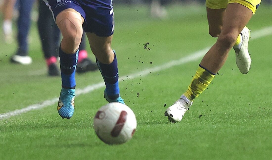 Geçen hafta liderliği Galatasaray'a kaptıran Fenerbahçe, averajla yeniden zirveye çıktı.