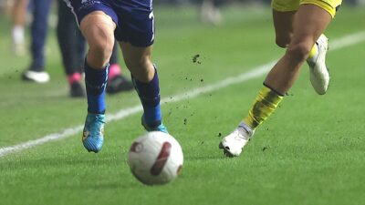 Geçen hafta liderliği Galatasaray'a kaptıran Fenerbahçe, averajla yeniden zirveye çıktı.