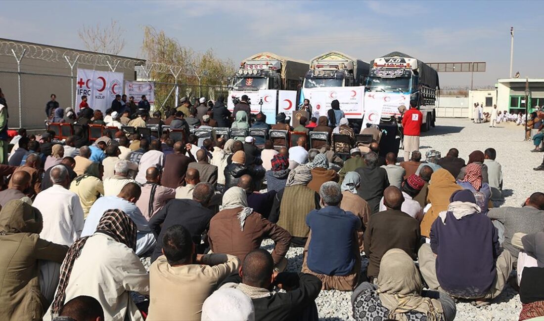 Türk Kızılaydan Afganistan'da madde bağımlılarının tedavi merkezine gıda ve battaniye desteği Türk Kızılay, Afganistan'da madde bağımlılarının tedavi gördüğü merkeze 202 ton