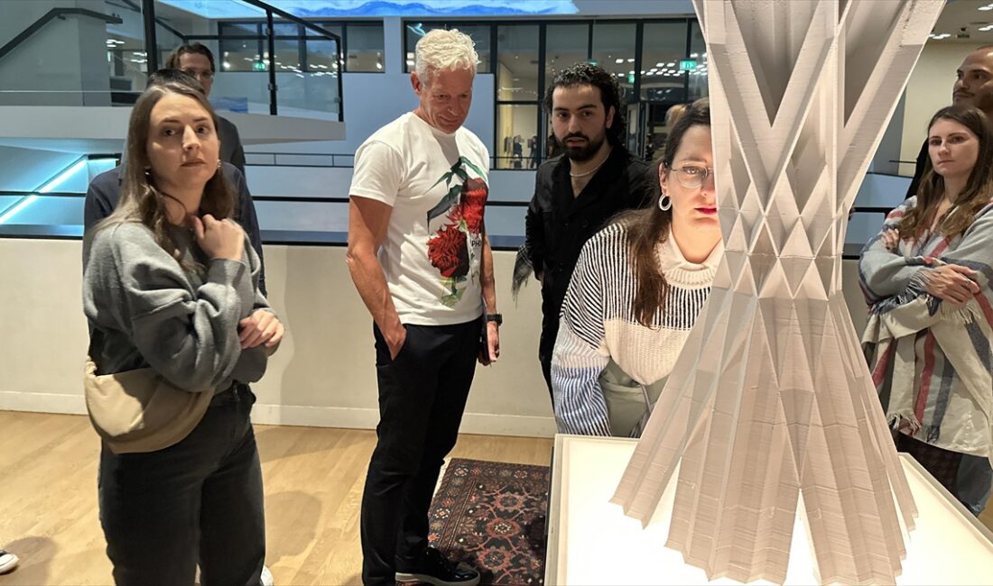 Hollanda'nın başkenti Amsterdam'da yaşayan Hollandalı Türk sanatçı Ahmet Emin Batman'ın