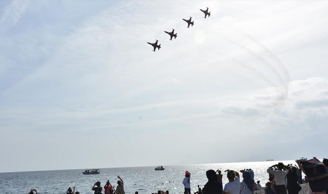 Türk Hava Kuvvetlerinin akrobasi timi Türk Yıldızları, Türkiye Cumhuriyeti'nin kurucusu