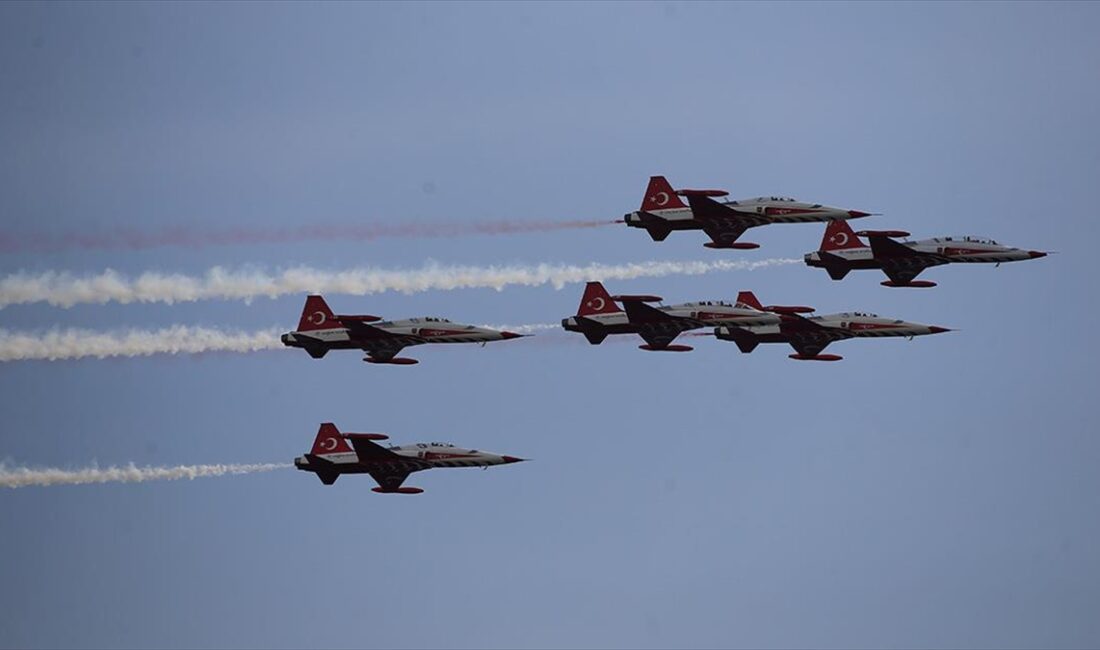 Türk Hava Kuvvetlerinin akrobasi timi Türk Yıldızları, Antalya'da düzenlenen Kültür