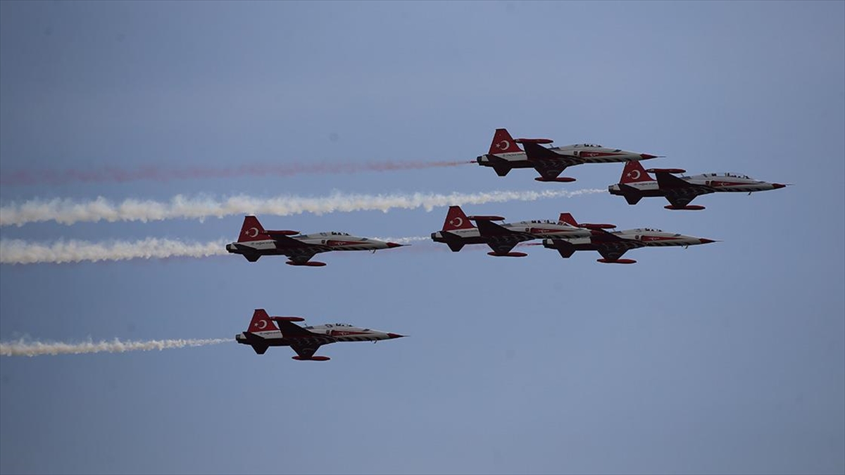 Türk Hava Kuvvetlerinin akrobasi timi Türk Yıldızları, Antalya'da düzenlenen Kültür