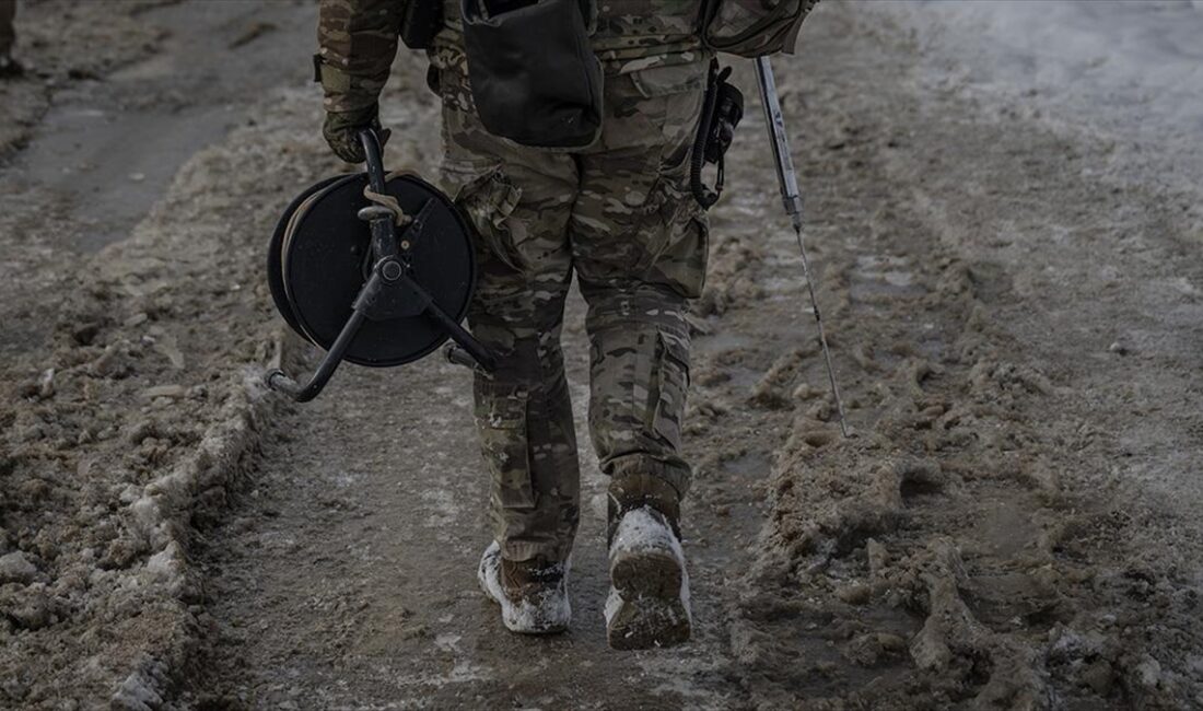 Ukrayna'da özel eğitimli ekipler, saldırı tehlikesine rağmen Rus ordusundan geri