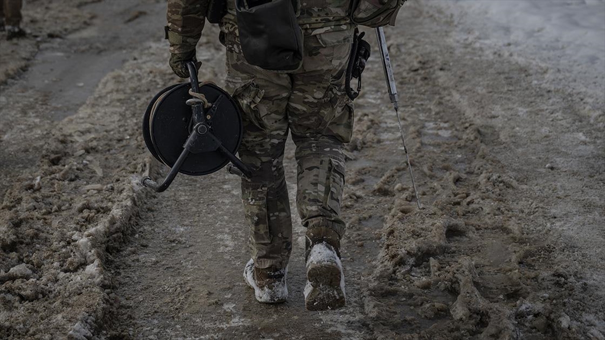 Ukrayna'da özel eğitimli ekipler, saldırı tehlikesine rağmen Rus ordusundan geri