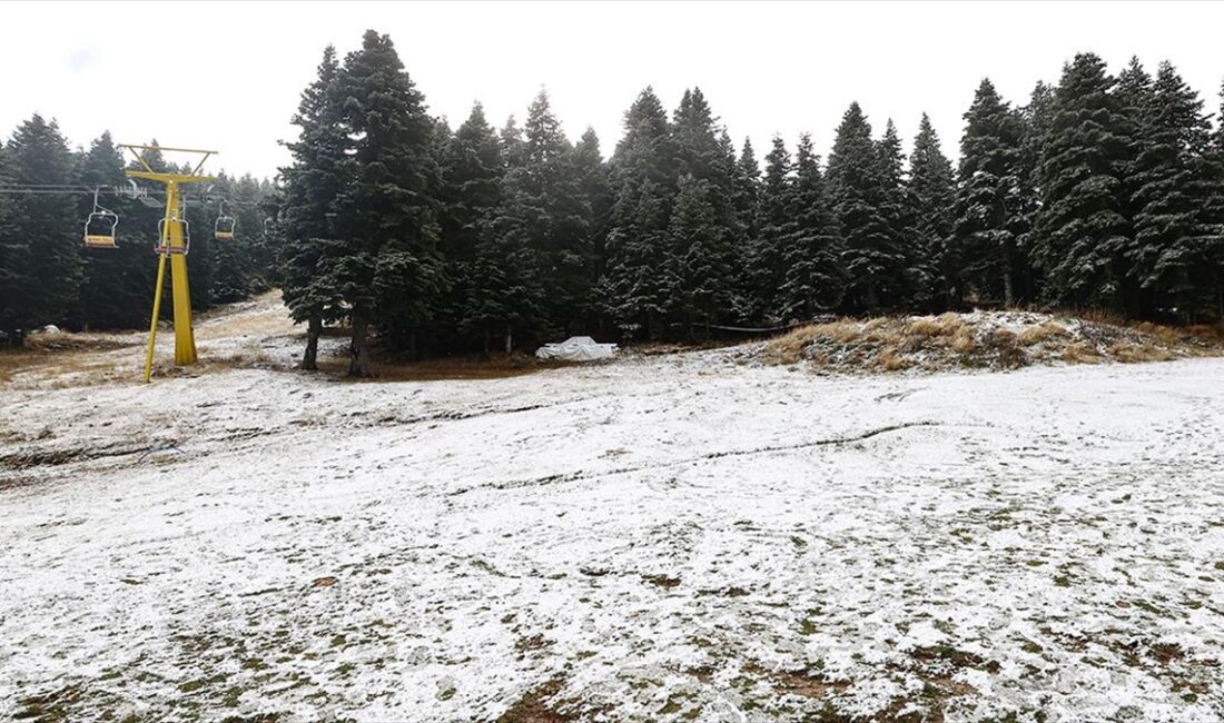 Uludağ'da mevsimin ilk karının düşmesi turizmcilerin beklentisini yükseltti Kış turizminin önemli merkezlerinden Uludağ'da mevsimin ilk kar yağışı ziyaretçileri